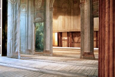 Décors de théâtre en carton-pâte peint