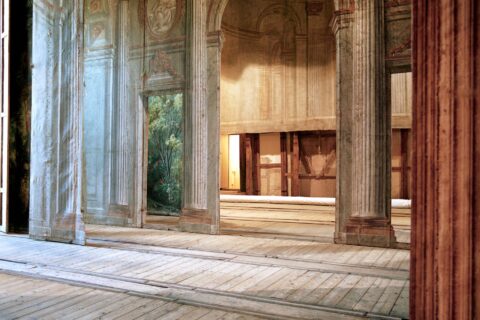 Décors de théâtre en carton-pâte peint