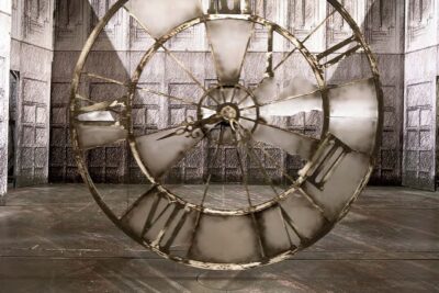 Décors d'opéra représentant une très grande horloge et en fond des sculptures nichées dans un mur - Enlarge image 14 on 24, modal window