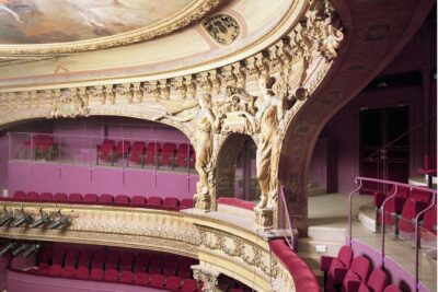 Grande salle de l'opéra de Tours. Vue des sièges fuchsia, des dorures et peintures de plafond - Enlarge image 2 on 6, modal window