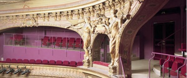 Grande salle de l'opéra de Tours. Vue des sièges fuchsia, des dorures et peintures de plafond