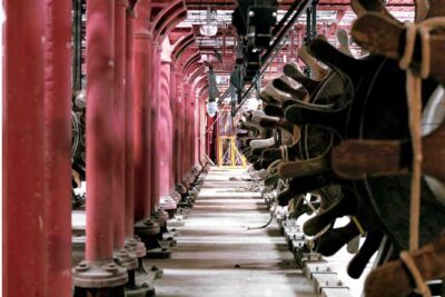 Sorte de rouages, avec des cordes, faisant partie de l'envers du décor - Enlarge image 5 on 6, modal window