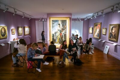 des personnes dispersées dans une salle de peintures 19e siècle dessinent les œuvres - Enlarge image 1 on 6, modal window