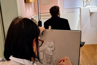 Un femme dessine au pastel blanc un portrait sculpté de femme. - Enlarge image 6 on 6, modal window