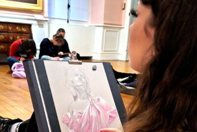 Une jeune fille dessine au pastel rose une œuvre du musée - Enlarge image 2 on 6, modal window