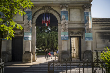 porte d'entrée du musée des beaux arts lors de l'exposition Renaissance d'une œuvre La Vierge et l'Enfant de Michel Colombe