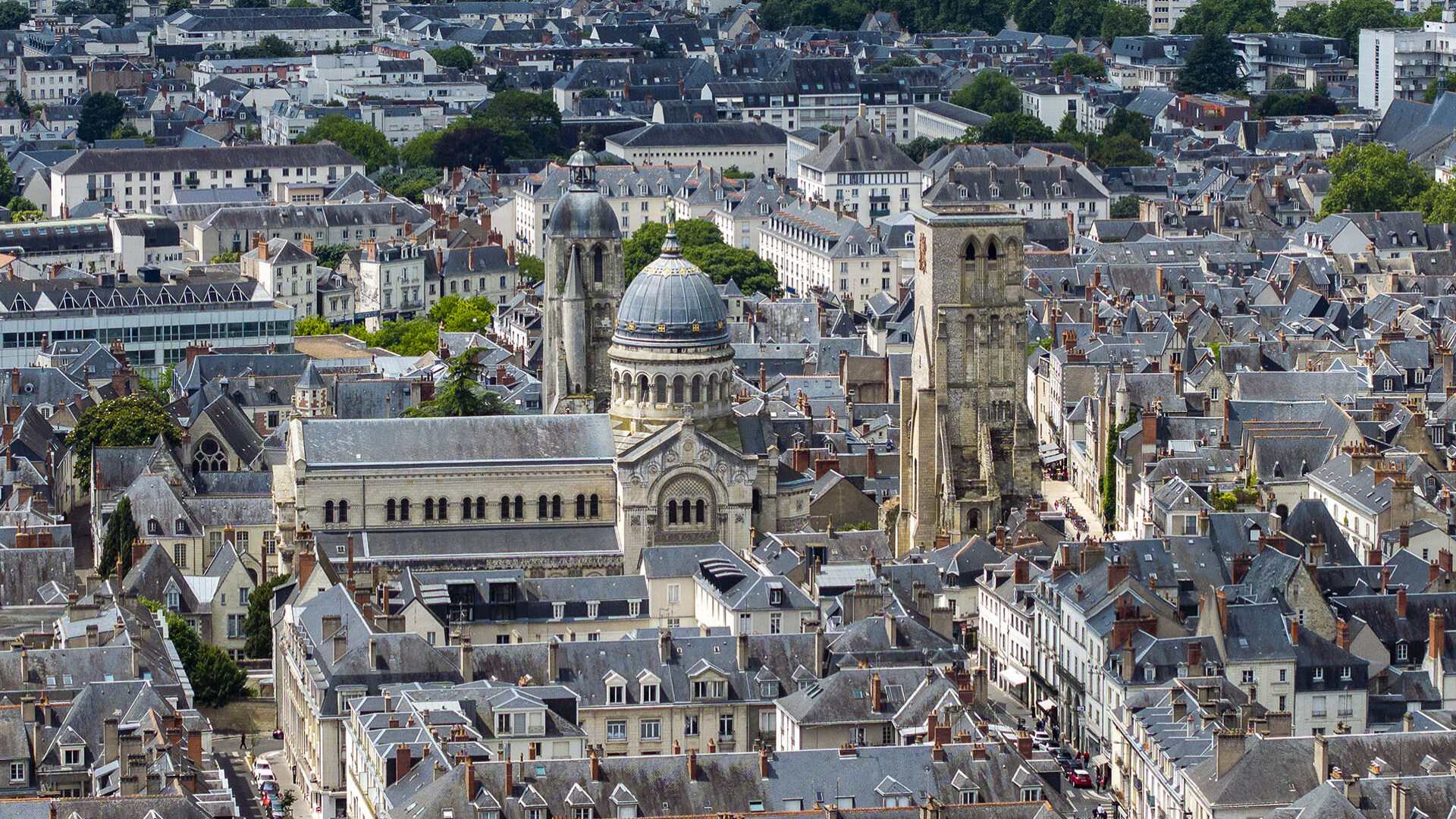 vue aérienne de La Basilique Saint-Martin la tour de l'Horloge et la tour Charlemagne