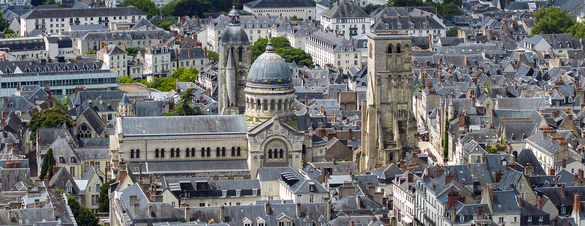 vue aérienne de La Basilique Saint-Martin la tour de l'Horloge et la tour Charlemagne