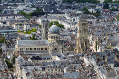 vue aérienne de La Basilique Saint-Martin la tour de l'Horloge et la tour Charlemagne