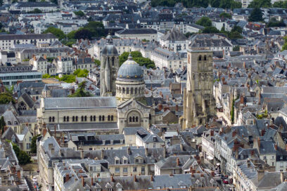 vue aérienne de La Basilique Saint-Martin la tour de l'Horloge et la tour Charlemagne - Agrandir l'image, fenêtre modale