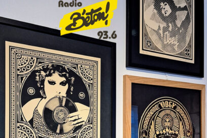 Pochettes de disques réalisées par le street artiste OBEY + logo de radio béton - Agrandir l'image, fenêtre modale