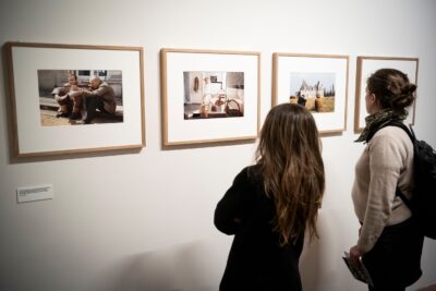 2 visiteuses observent les photographies présentées dans l'exposition - Enlarge image 15 on 20, modal window