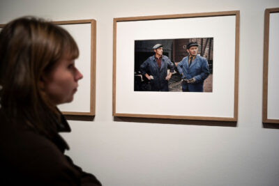 Portrait d'une visiteuse qui observe une photographie exposée - Enlarge image 20 on 20, modal window