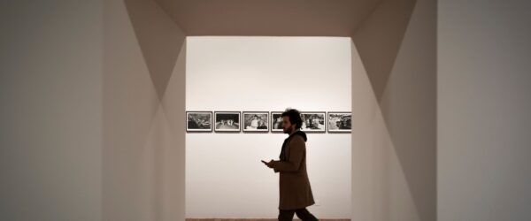 Un visiteur dans une des salles de l'exposition