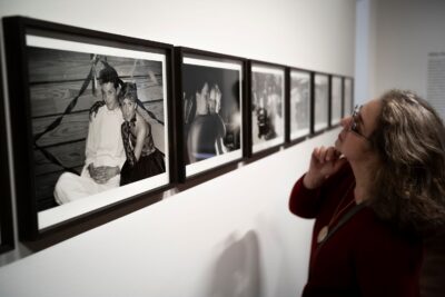Salle d'exposition de photographies noir et blanc de Madeleine de Sinéty - Enlarge image 5 on 20, modal window