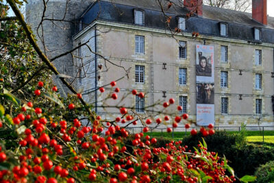 Façade Ouest du Centre d'exposition du Château dans un paysage hivernal. On peut voir au 2e plan une grande banderole de l'exposition du Jeu de Paule : "Madeleine de Sinéty. Une Vie" - Enlarge image 3 on 20, modal window