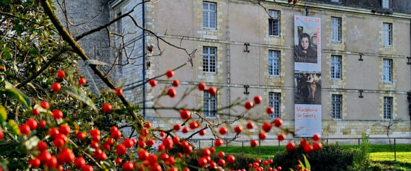 Façade Ouest du Centre d'exposition du Château dans un paysage hivernal. On peut voir au 2e plan une grande banderole de l'exposition du Jeu de Paule : "Madeleine de Sinéty. Une Vie"