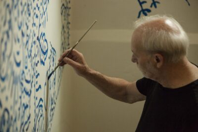 Spiessert en train de peindre sur un mur - Enlarge image 4 on 4, modal window